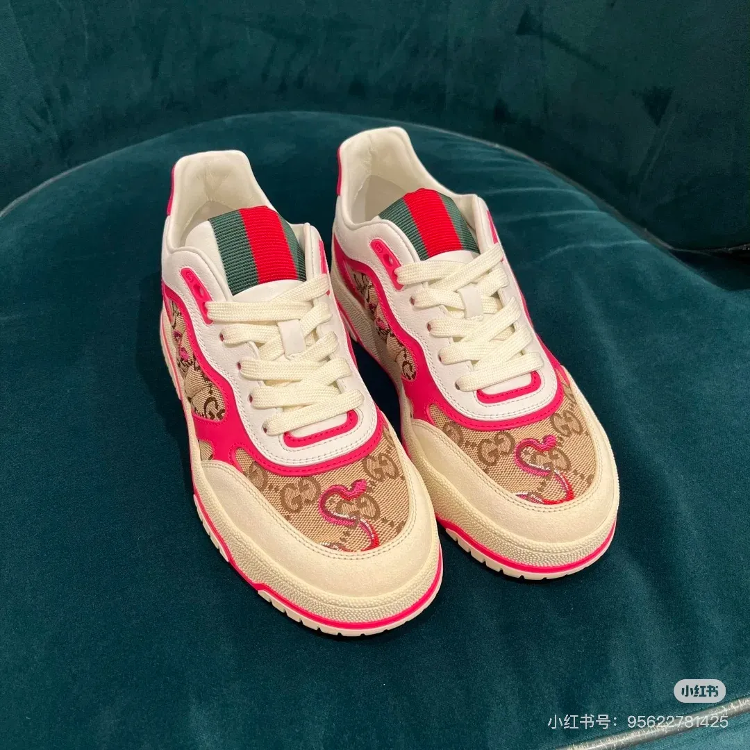 [G Home] P: 600💰 Couple size: Women's 35-40 --- Men's 39-44. (45 custom-made) 🆕2025 Electric embroidered snake GUCC Gucci original order quality The latest popular high and low top distressed couple's sports shoes series are shipped. Original purchase and development Made in China, these high-low sneakers are designed with a basketball-style silhouette, cleverly incorporating hollow panels and distressed effects, showing their unique ingenuity. The ingenuity incorporates brand logo details such as interlocking Double G styling accessories and Gucci lettering, a low-key tribute to the brand's design heritage. Exquisite packaging at the delivery counter 🛍📦 ▪️ Fabric: Original custom-made imported cowhide stitching ▪️ Lining: Imported first-layer cowhide ▪️ Sole: Original molded TPU sole ▪️ Sole thickness: 3cm